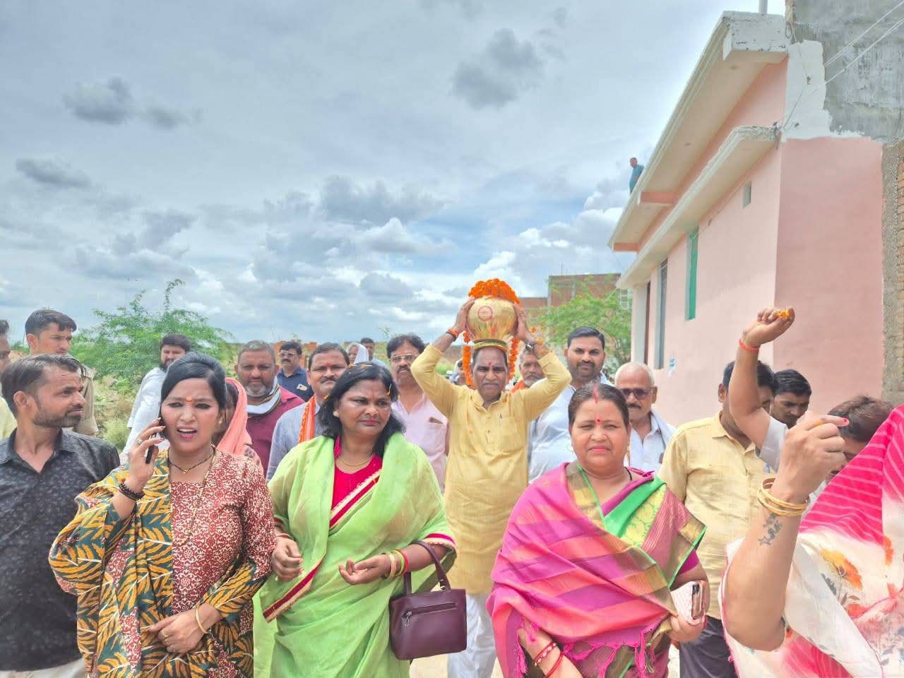 Jalaun : वाराणसी की पवित्र मिट्टी से युक्त कलश के साथ निकाली गई कलश वंदन यात्रा 