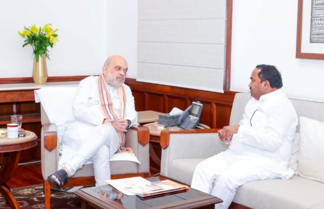 जालौन की राजनीती मे बड़ी हलचल,गृहमंत्री अमित शाह से जिला पंचायत अध्यक्ष डॉ घनश्याम अनुरागी ने की शिष्टाचार भेंट