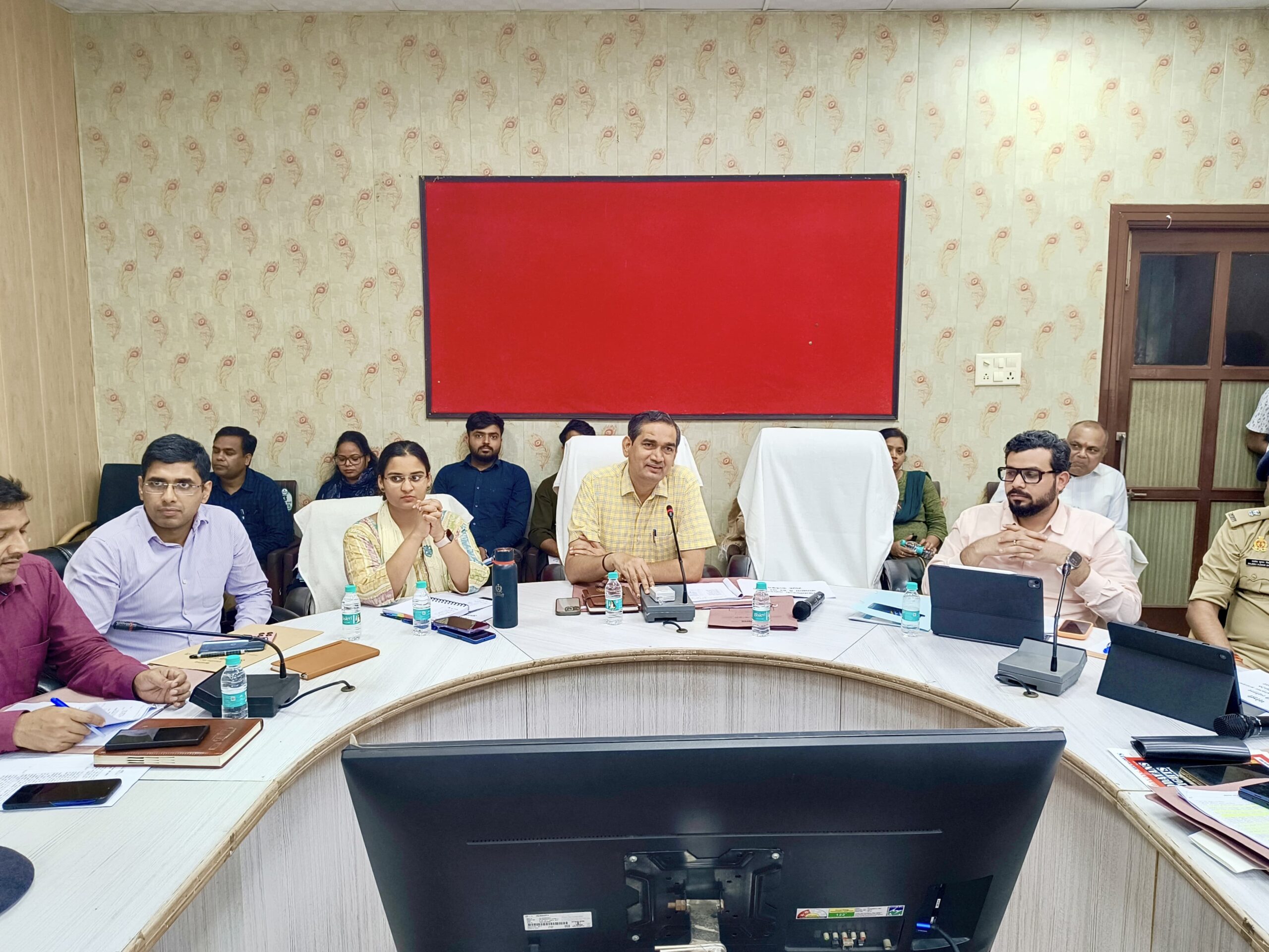 Dm मथुरा ने अपने घरों एवं प्रतिष्ठानों में दिनांक 09 से 17 अगस्त तक तिरंगा लगाने की जनपद वासियो से करी अपील