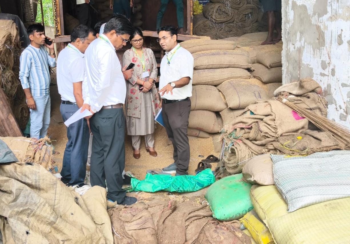 Mathura : खाद्य सुरक्षा विभाग की टीम ने खाद्य प्रतिष्ठानों पर चलाया सघन अभियान 400 किलो पेड़ा कराया नष्ट 