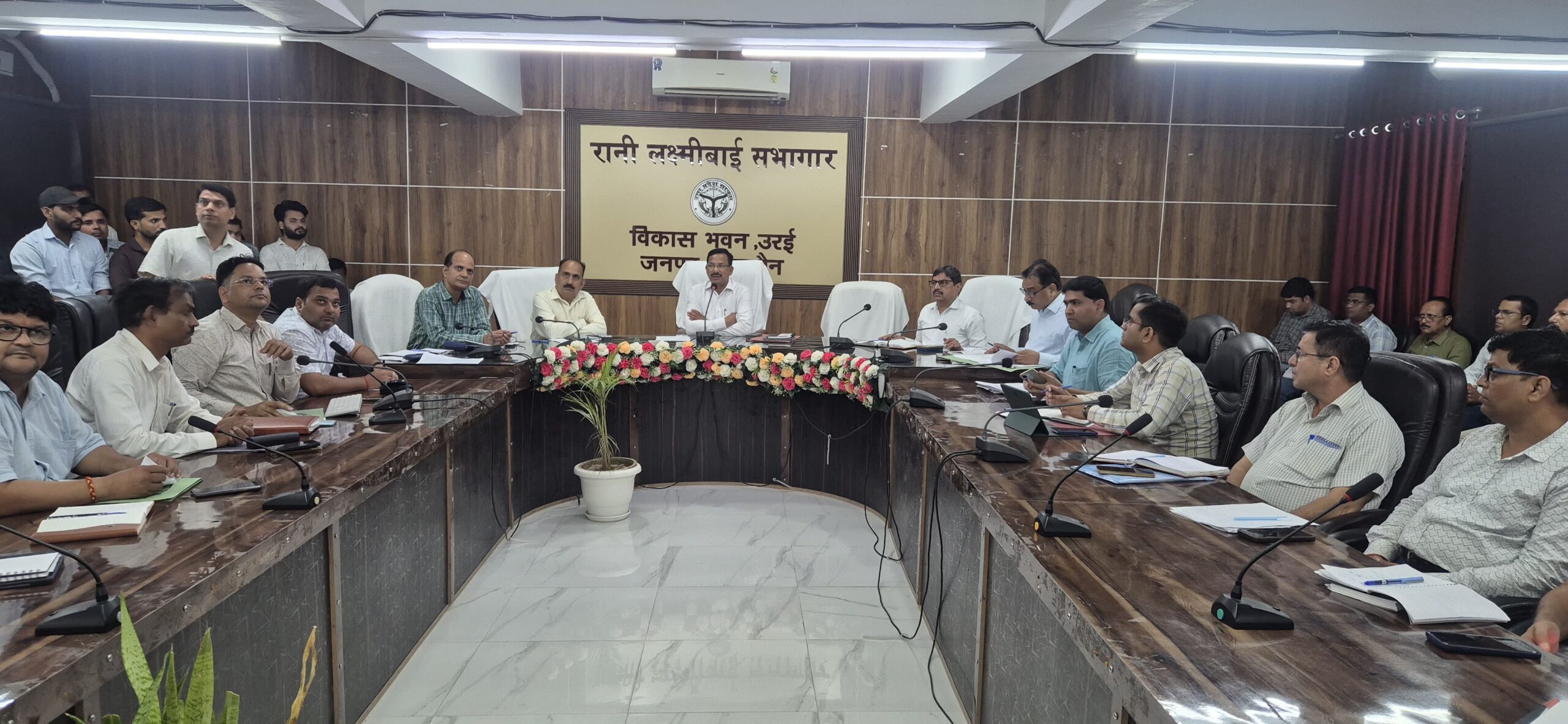 Jalaun :Dm ने 24 अधिकारियों का अगस्त माह का वेतन अग्रिम आदेश तक रोका, 4 उपजिलाधिकारियों सहित कुल 28 अधिकारियों पर कार्रवाई