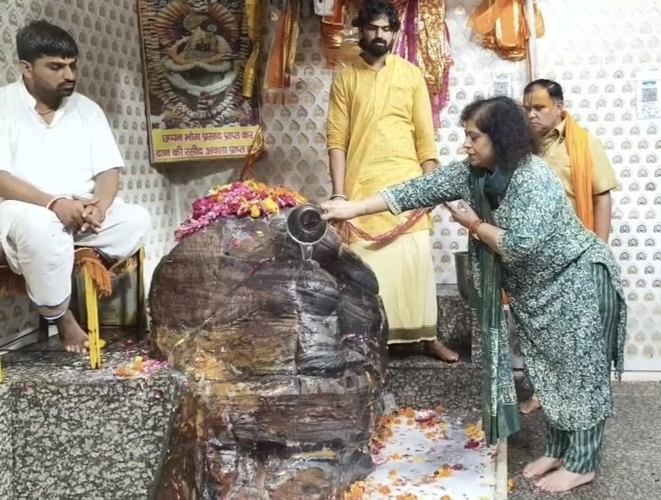 गोवर्धन धाम पहुंचीं एडीजी अनुपम कुलश्रेष्ठ, गिरिराज महाराज का किया दुग्धाभिषेक