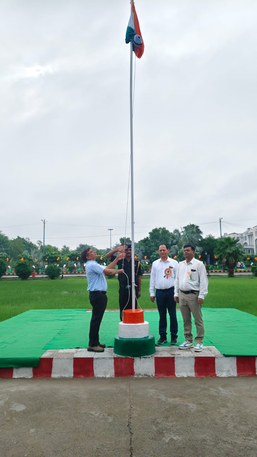 Jalaun : मेडिकल कालेज मे लहराया तिरंगा, DM SP और प्राचार्य सहित पूरे मेडिकल स्टॉफ ने दी तिरंगे को सलामी
