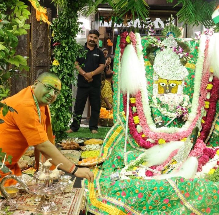 Mathura : मानसी गंगा मंदिर में छाई हरियाली घटा, उमड़ा श्रद्धालुओं का सैलाब