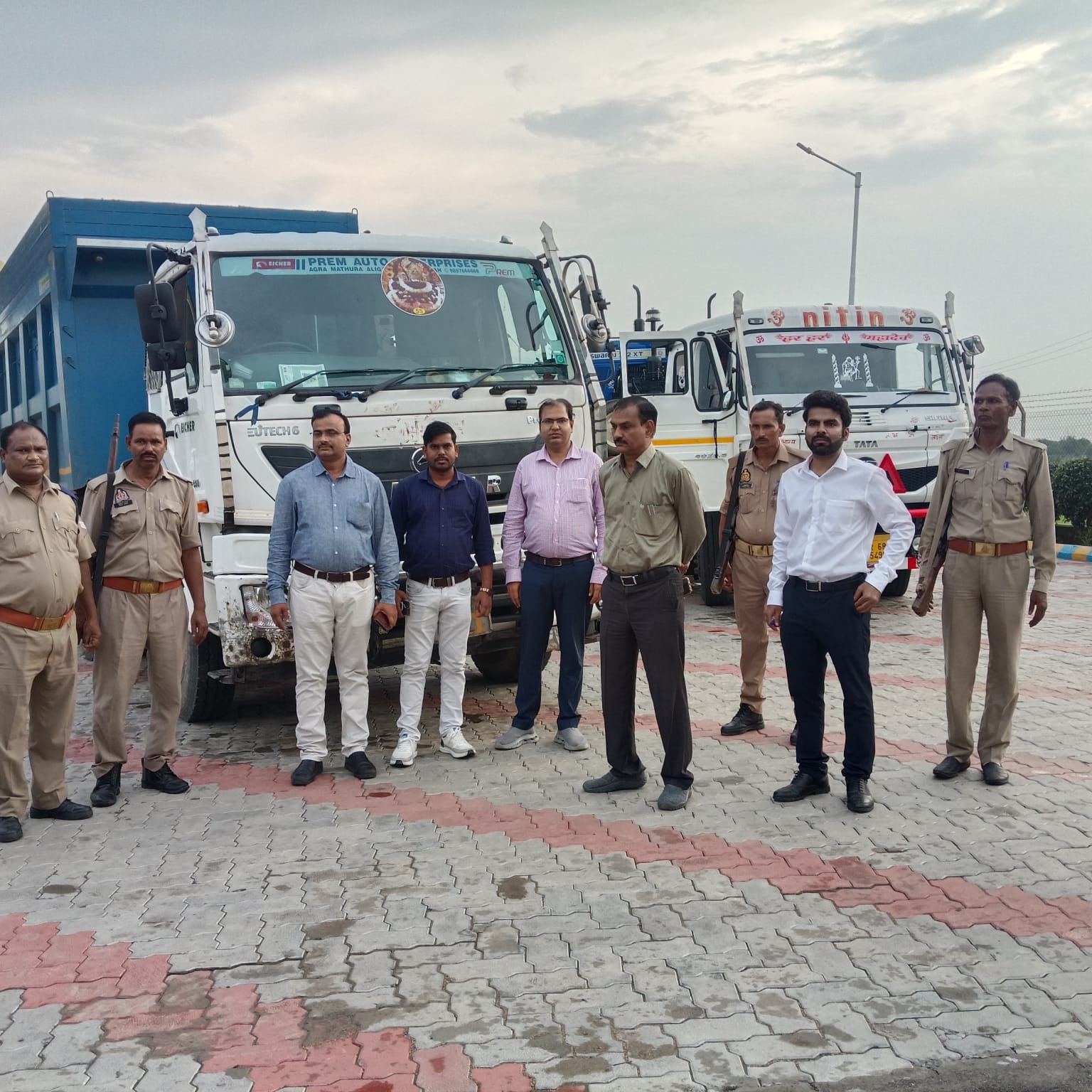 ओवरलोड खनिज वाहनों पर प्रशासन की बड़ी कार्रवाई, 10 ट्रकों पर 10.60 लाख से अधिक का जुर्माना