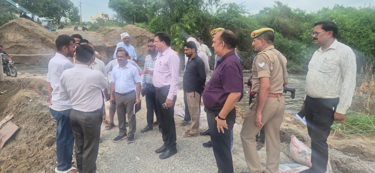Jalaun : ग्राम रंगोली में पुल निर्माण कार्य का जिलाधिकारी ने मौक़े पर पहुंच कर लिया जायजा