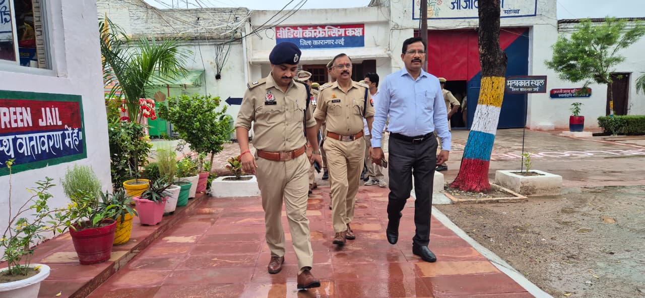 Jalaun : DM और SP ने जिला कारागार का किया निरीक्षण, परखी सुरक्षा व्यवस्था