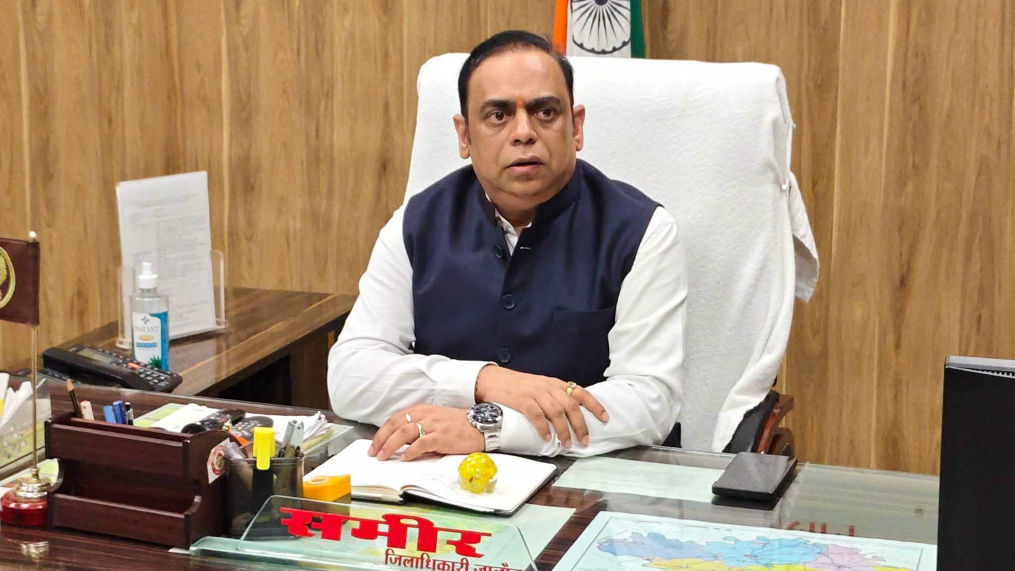 नवागंतुक जिलाधिकारी समीर ने संभाली जालौन की कमान