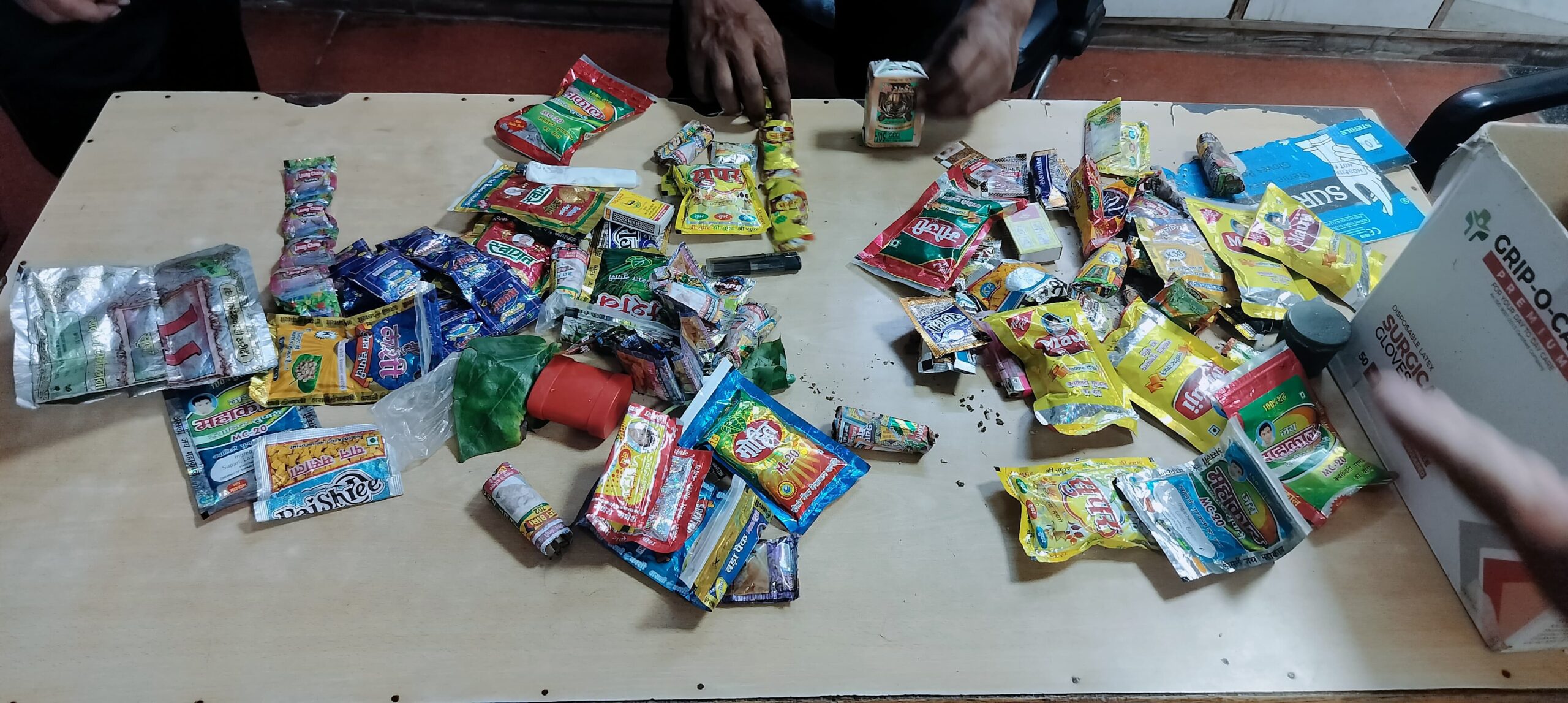 मेडिकल कॉलेज उरई में औचक निरीक्षण: वार्डों से भारी मात्रा में पकड़ा गया तंबाकू-गुटका, मंचा हड़कंप