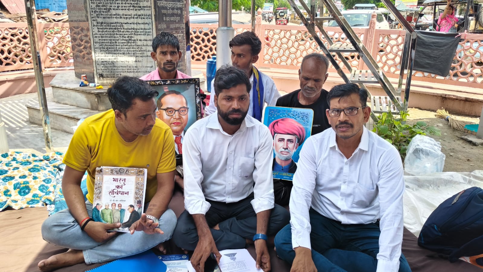 एफआईआर की मांग को लेकर अंबेडकर चौराहे पर धरना