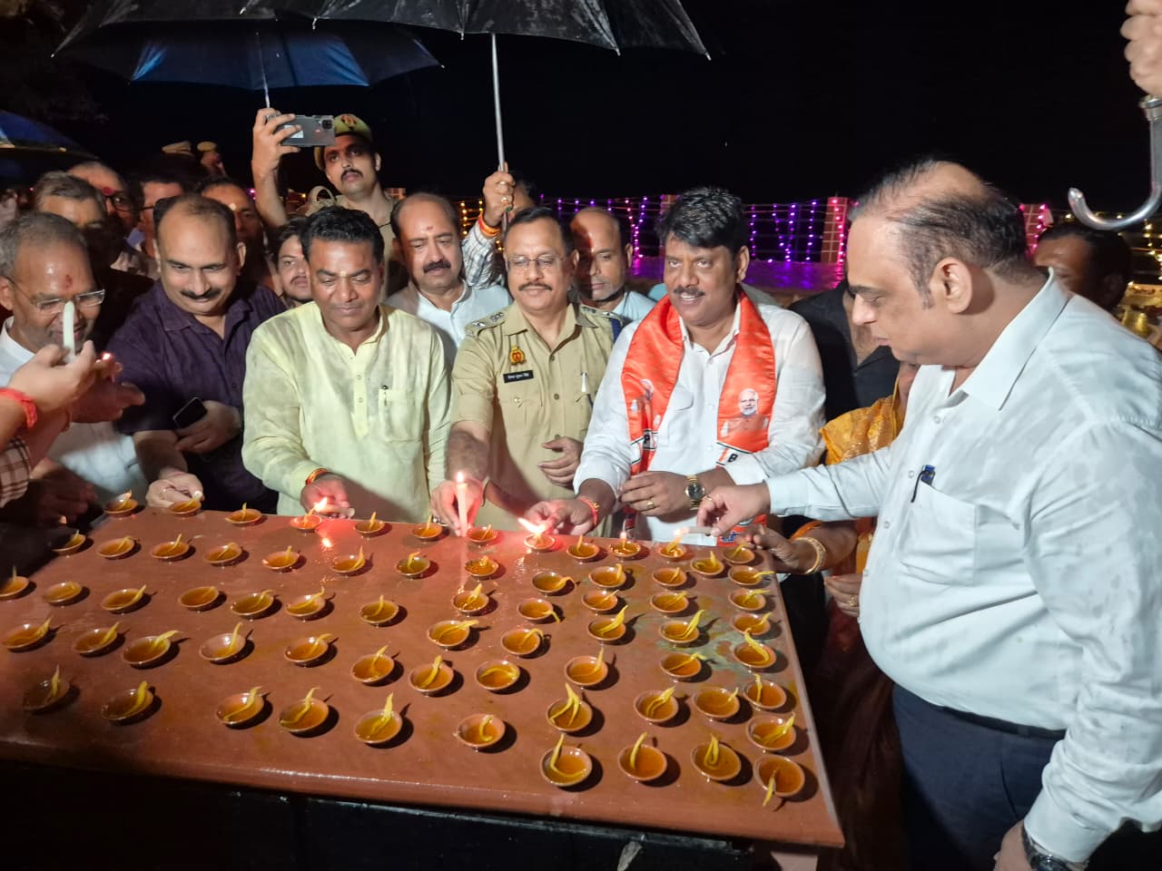 दीपों की रोशनी से जगमगाया जालौन, सेवा और जनभागीदारी का दिखा अनोखा संगम।