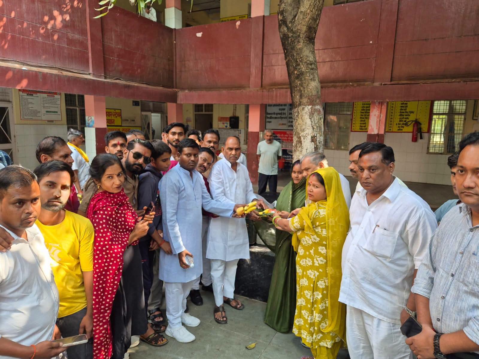 महर्षि वाल्मीकि जयंती पर मरीजों को बांटे फल, मंदिर में की पूजा-अर्चना